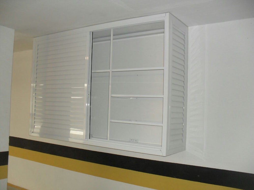 Box de alumínio branco instalado na parede de uma garagem