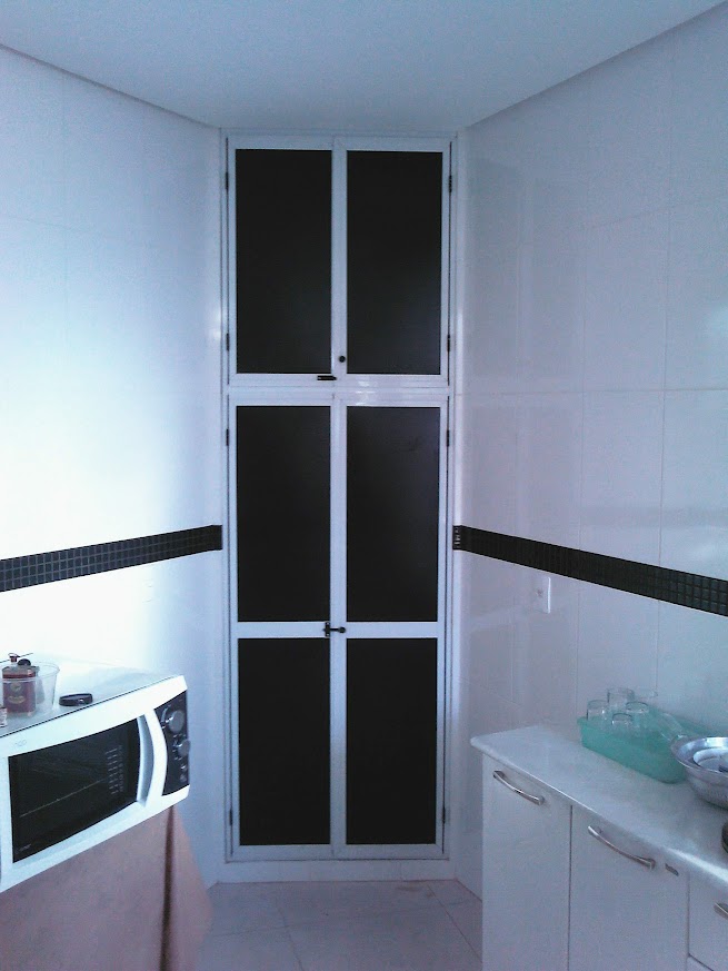Porta branca instalada em ambiente revestido de azulejos