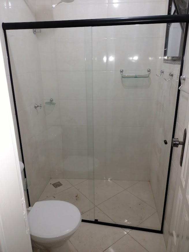 Box de banheiro com vidro transparente e acabamento preto