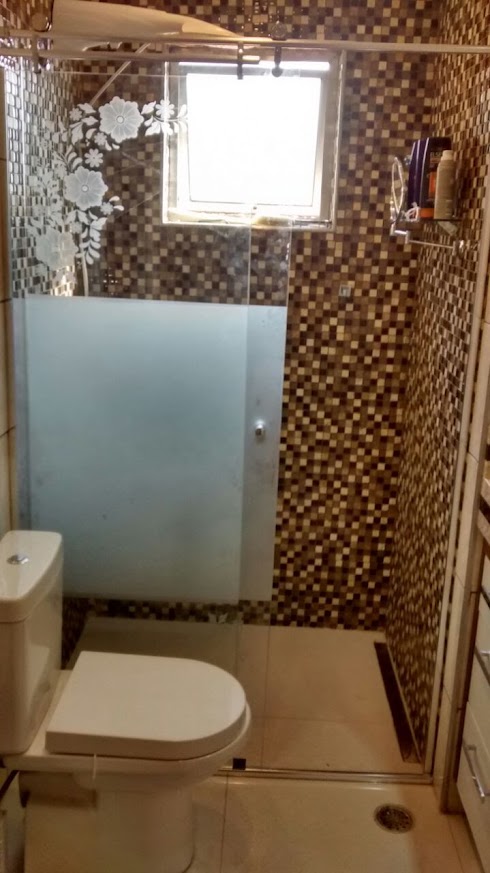 Box de banheiro com vidro decorado e faixa fosca